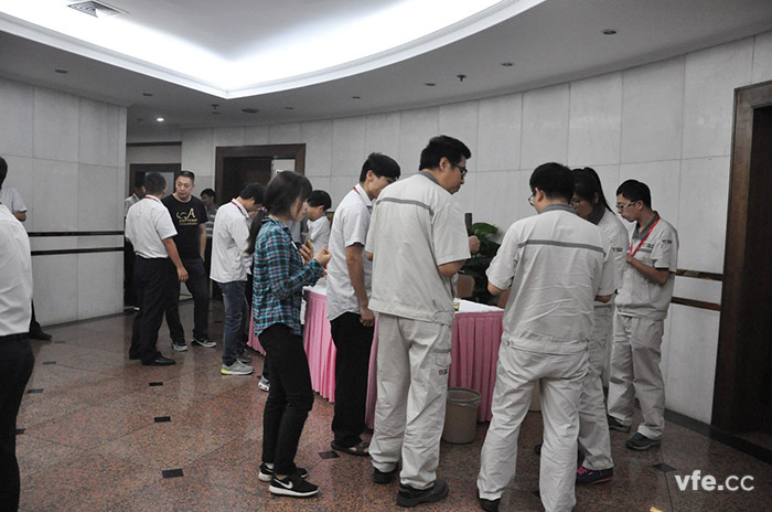 會議間隙大家在一起探討 會議間隙大家在一起探討