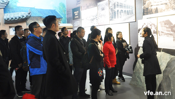 聽取講解員介紹胡總書記走過(guò)的歷史